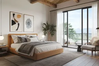 Une chambre moderne et lumineuse avec un lit confortable, des œuvres d'art murales et de grandes fenêtres donnant sur un balcon avec vue sur la nature