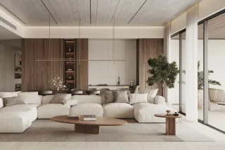 Un salon moderne et épuré avec un grand canapé blanc, une table basse en bois, et des finitions en bois naturel, baigné de lumière