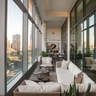 Une élégante terrasse moderne avec un canapé confortable et une vue panoramique sur les gratte-ciel de la ville.