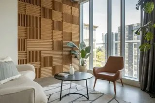 Un salon moderne avec un mur en bois texturé, de grandes fenêtres, et un décor minimaliste comprenant un fauteuil en cuir et une table basse noire