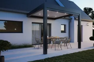 Une terrasse moderne avec un mobilier de jardin élégant sous une pergola éclairée, jouxtant une maison contemporaine.