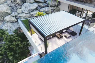 Une terrasse moderne avec une pergola élégante surplombe une piscine à débordement, entourée de rochers et de verdure luxur