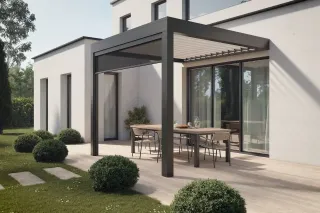 Terrasse moderne avec pergola en aluminium, table en bois et fauteuils tressés, entourée de verdure.