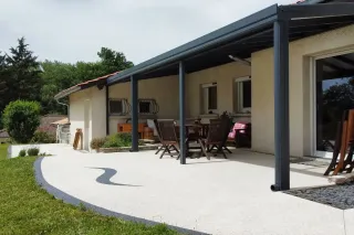 Terrasse moderne avec pergola en aluminium et mobilier en bois, offrant un espace de détente extérieur spacieux et ombragé.