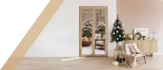 Un intérieur chaleureux avec un sapin décoré, des cadeaux, un fauteuil cosy, et une vue sur un jardin enneigé à travers des portes