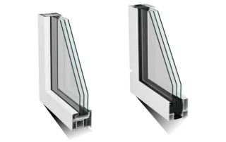 Comparaison entre une fenêtre à double vitrage et une fenêtre à triple vitrage, illustrant l'amélioration de l'isolation thermique.