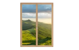 Fenêtre en bois minimaliste offrant une vue spectaculaire sur des collines verdoyantes et un coucher de soleil.