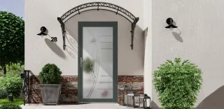 Porte d'entrée moderne avec vitre semi-transparente, encadrée par un porche orné de fer forgé et entourée de plantes