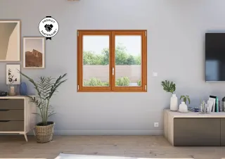 Un intérieur moderne avec un mur gris clair, une fenêtre en bois au centre, entourée de plantes et de meubles minimalistes.