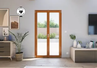 Porte-fenêtre en bois avec une vue sur un jardin, entourée de décorations modernes et de plantes vertes.