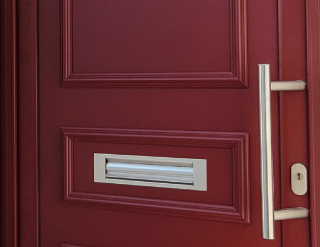 Personnalisation sur-mesure pour porte d'entrée rouge