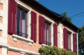 volet battant tradi rouge bordeaux facade