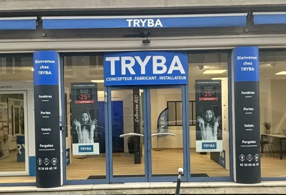 La devanture du magasin Tryba présente une vitrine moderne avec des portes vitrées et des panneaux signalétiques bleus, mettant en avant des promotions