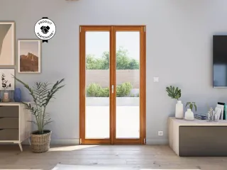 Porte-fenêtre en bois avec une vue sur un jardin, entourée de décorations modernes et de plantes vertes.