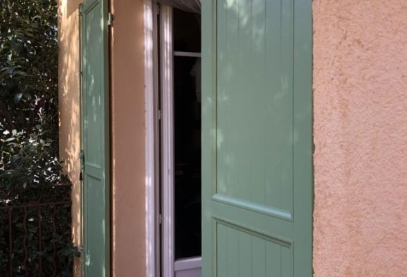 Volets battants en aluminium vert RAL 6021