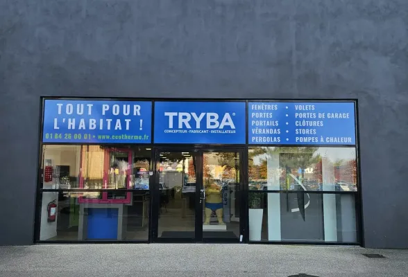 Façade d'un magasin TRYBA spécialisée dans les solutions pour l'habitat avec des vitrines affichant les produits proposés.