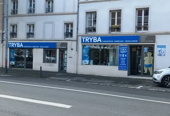 Façade d'un magasin TRYBA, spécialisé en conception, fabrication et installation de fenêtres, portes, volets et portes de garage, avec des