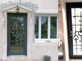 Une porte moderne en verre avec une élégante grille de métal noir, encadrée par un mur beige et un auvent blanc.