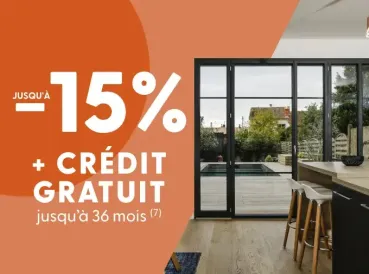 Promotion d'une réduction jusqu'à 15% et un crédit gratuit jusqu'à 36 mois, avec l'image d'une cuisine moderne avec des portes vitr