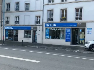 Façade d'un magasin TRYBA, spécialisé en conception, fabrication et installation de fenêtres, portes, volets et portes de garage, avec des