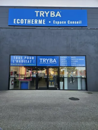 Façade d'un magasin TRYBA spécialisée dans les solutions pour l'habitat avec des vitrines affichant les produits proposés.